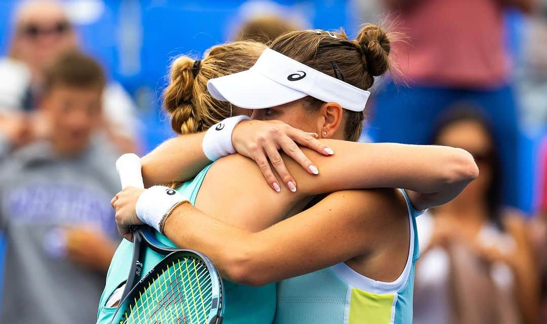 PetraKvitovaのインスタグラム：「Not the best way to end a tough match against my dear friend @belindabencic   Hoping I can get some treatment and be ready for @cincytennis   Good luck tonight Beli! 🤗」