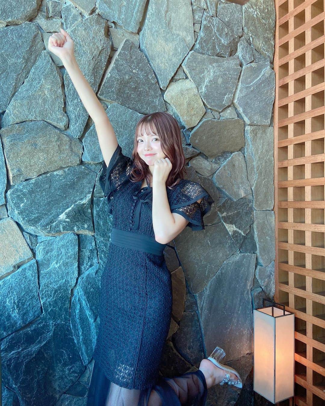 奥本陽菜さんのインスタグラム写真 - (奥本陽菜Instagram)「パパとママとランチしてきたの💞 ・ ・ ・ 最後らへんはあの頃を思い出してポーズしてみたの笑 ・ ・ ・    #家族ランチ  #汐留  #汐留グルメ  #今日のコーデ  #riu」8月12日 7時06分 - hinanohiroshima