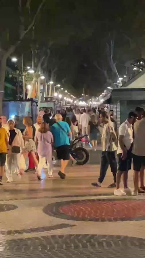 のインスタグラム：「バルセロナの二夜目。  真夜中0時を過ぎたランブラス通りから、突然インスタライブをお届けしてみましたが、またもやヴァカンス中のなんのプランもない雑な映像ですみません😅  んまー、しかしスペインは日中暑いからシエスタしてみんな夜型。  この熱気、この湿度、この人手。  ちょっと新宿や渋谷で夜遊びしていた頃の匂いが蘇った。  #猫沢エミの馬鹿ンス2023  #猫沢エミのインターナショナル五十路ライフシフト  #猫沢エミリーパリへ行く」