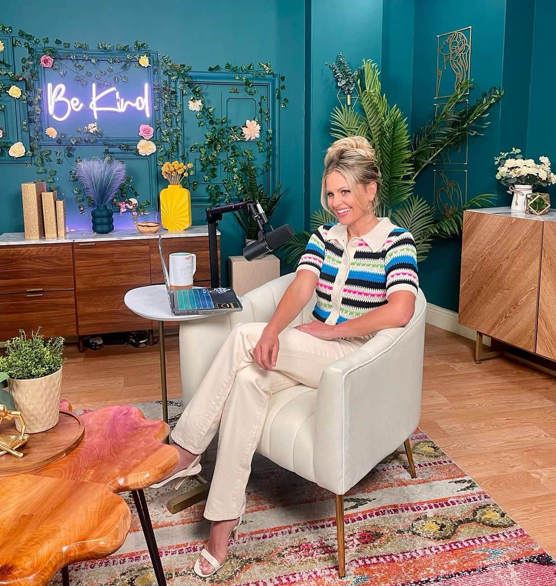 キャンディス・キャメロン・ブレのインスタグラム：「Filming for Season 4 of the @candacecameronburepodcast is DONE 🎬💥  Stay tuned to find out who my guest is and what we will be chatting about for the upcoming season! #ccbpodcast」