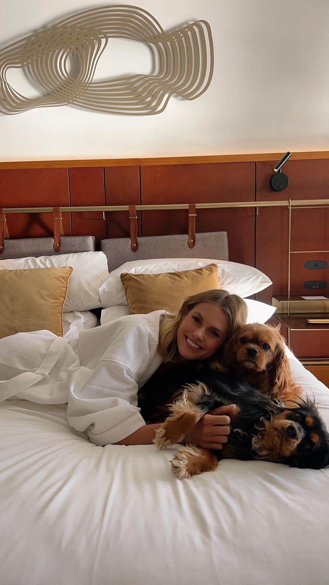 ナタリー・ジェーン・ローザーのインスタグラム：「Not much makes me happier than seeing my dogs happy… this experience was so so special.  Fine dining at the @thegantrysydney 🤍🥹🐶」