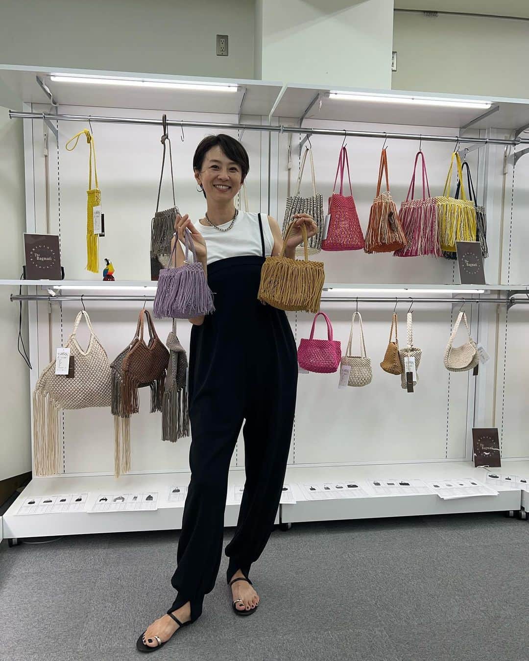 のインスタグラム：「セムさんの展示会に行ってまたいろいろと可愛いもの見つけてしまった😍💙 フリンジのバッグはコンパクトなのに収納力抜群💜 お手頃価格な@nicolaslainas のサンダルとかスタッズ付きサンダルも🤎  🤳by 津福くん🙏  📢セムさんの東京プレスルームが 9月12日〜オープンするそうです☺️👏 表参道のアミーホール７階です スタイリストの皆さま ぜひ〜✨  とのことです😆🙏  #展示会巡り」