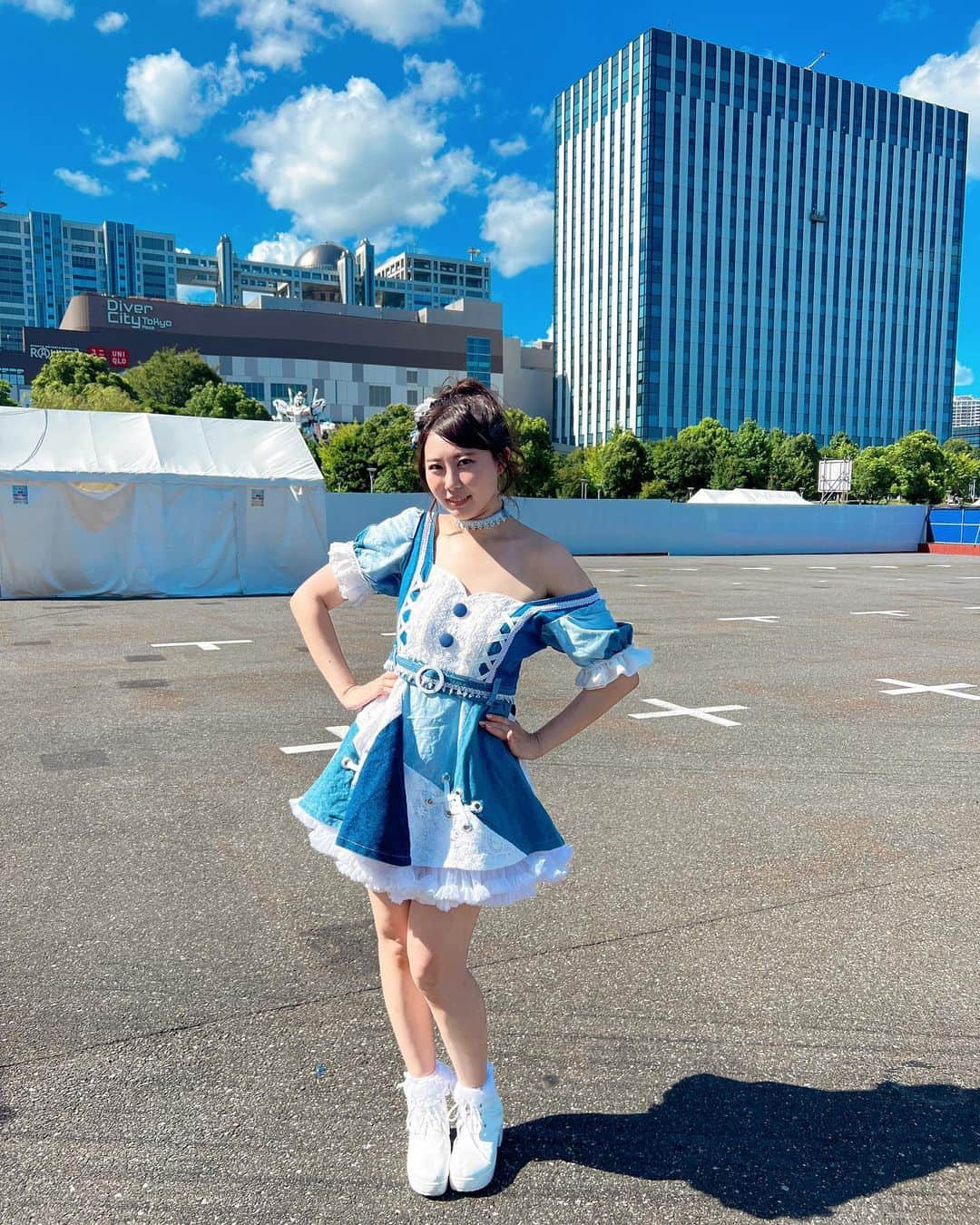 のインスタグラム：「. . . 今年もお台場で野外ライブできたっ🙌🎤💛 . とっても広いステージで歌ってて気持ちよかったなあ👧 天気にも恵まれて☀️ すごく綺麗な青空でしたーーー😌💖❗️ デニム衣装久しぶりにきたー☺️ . . . . . . #お台場 #アイドル #野外イベント #野外ライブ #ピーカン #デニムコーデ #ポニーテール  #idol #odaiba #tokyo #summer  #denim #ponytail #japanesegirl  #japan #instagram #instadaily」