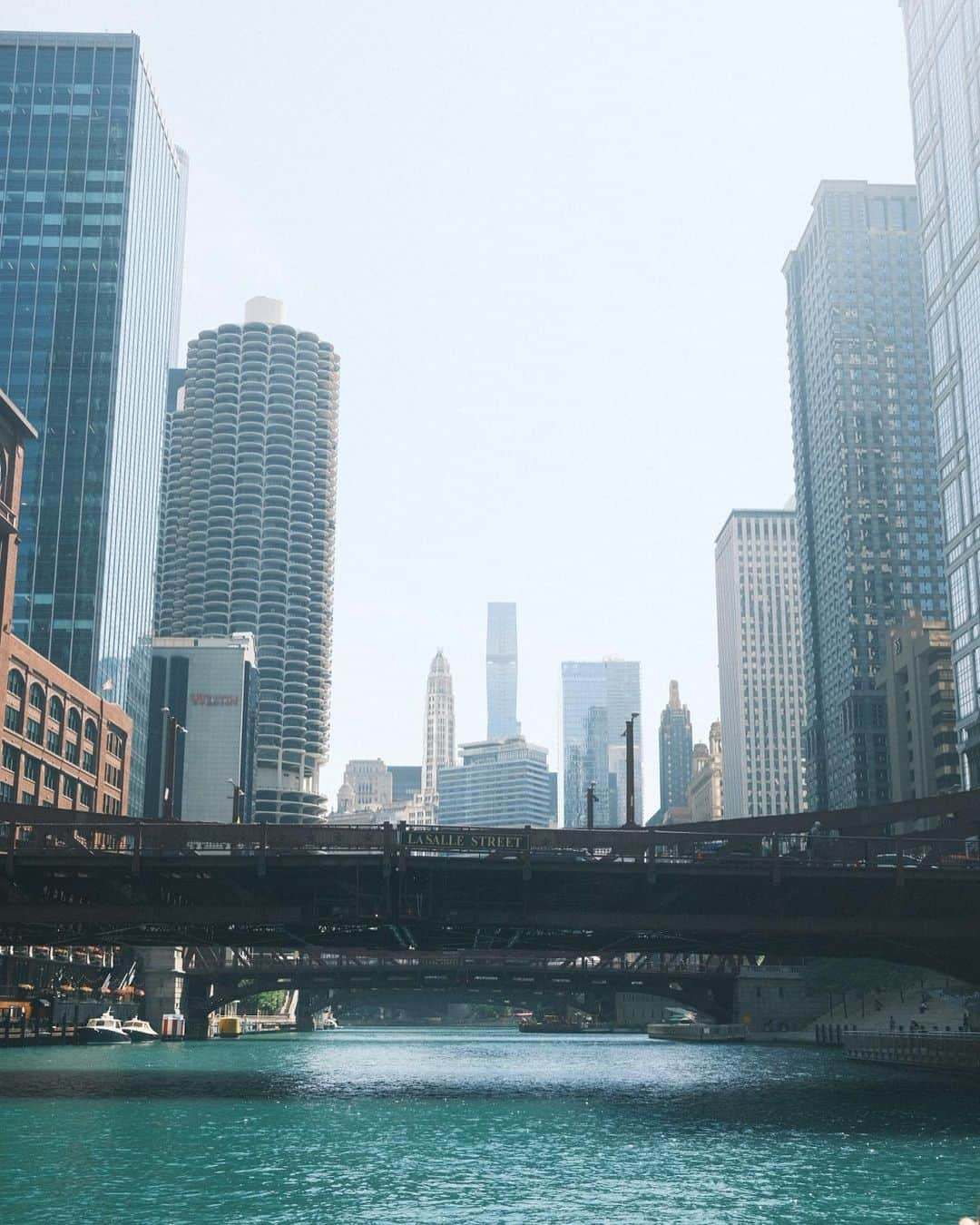 Cody Higaさんのインスタグラム写真 - (Cody HigaInstagram)「CHICAGO！！！  弟と初めての2人旅で、1週間シカゴに行ってきました🍕  街並みが綺麗で、東京みたい！  ちなみに1枚目はCHICAGOのCポーズ🥁10枚目、インスタ初登場🕊️ 今日からシカゴのYouTubeアップします！お楽しみに！  @CFLcruises  #cruisechicago #cafcrivercruise」8月12日 7時52分 - cody.1222