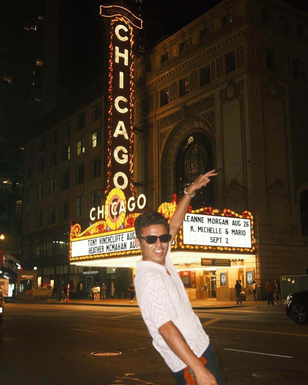 Cody Higaのインスタグラム：「CHICAGO！！！  弟と初めての2人旅で、1週間シカゴに行ってきました🍕  街並みが綺麗で、東京みたい！  ちなみに1枚目はCHICAGOのCポーズ🥁10枚目、インスタ初登場🕊️ 今日からシカゴのYouTubeアップします！お楽しみに！  @CFLcruises  #cruisechicago #cafcrivercruise」