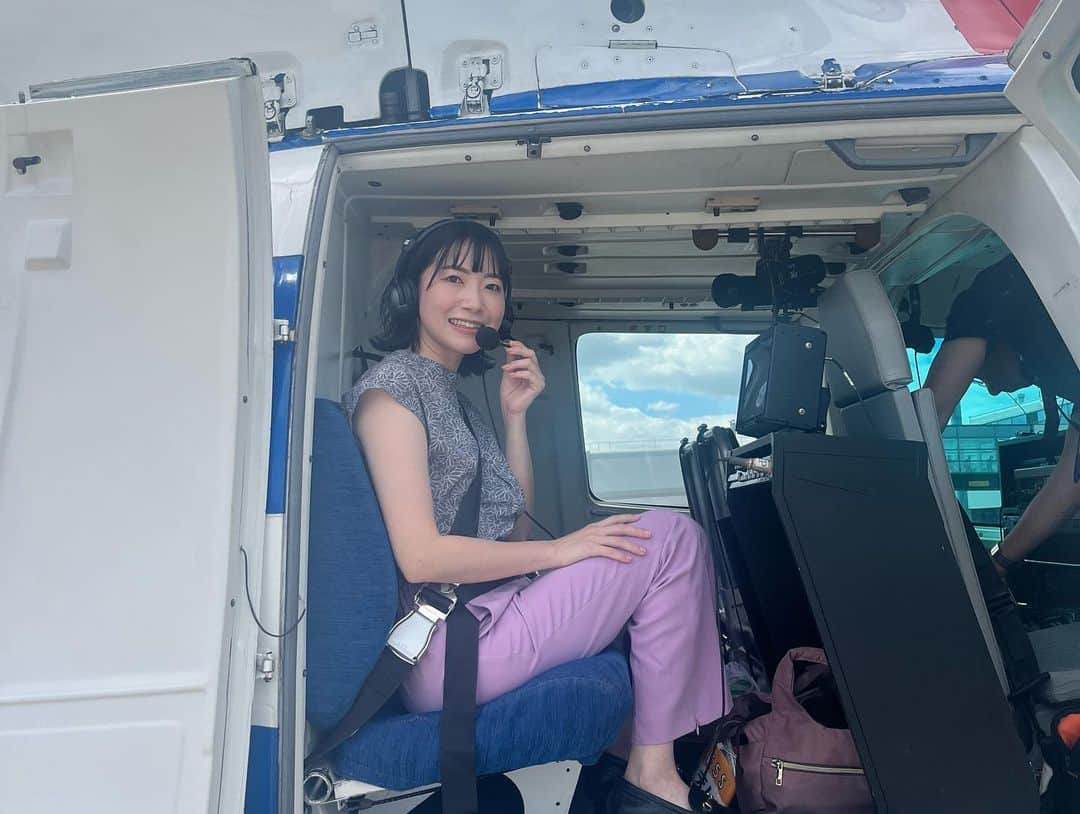 菅原智郁さんのインスタグラム写真 - (菅原智郁Instagram)「初のヘリリポート🚁 アナウンサーになって、一度はやってみたかった体験です！  空から見る景色は、地上からとは全然違っていて、 月山やお釜など、素晴らしい景色をたくさん見ることができました🗻 特にわたしは庄内地方の景色がお気に入り！ 昨日は晴れていたので、 青空に庄内平野の緑が映え、 鳥海山もくっきり。 まるで空と鳥海山と日本海が繋がっているようにも見えました☀️ .  普段乗り物酔いをしやすいタイプなのでそこだけ不安だったけれど、薬を飲んで臨んだので、まったく問題なしでした🙆‍♀️笑 楽しかったー！！！ . . #山形 #蔵王 #御釜 #月山 #庄内 #鳥海山 #ヘリ #ヘリコプター #リポート #山形テレビ #アナウンサー #菅原智郁」8月12日 7時52分 - tomotomokaaaa22