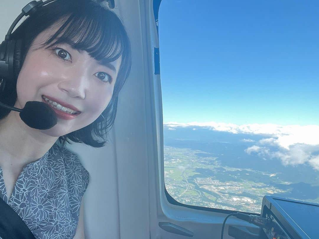 菅原智郁のインスタグラム：「初のヘリリポート🚁 アナウンサーになって、一度はやってみたかった体験です！  空から見る景色は、地上からとは全然違っていて、 月山やお釜など、素晴らしい景色をたくさん見ることができました🗻 特にわたしは庄内地方の景色がお気に入り！ 昨日は晴れていたので、 青空に庄内平野の緑が映え、 鳥海山もくっきり。 まるで空と鳥海山と日本海が繋がっているようにも見えました☀️ .  普段乗り物酔いをしやすいタイプなのでそこだけ不安だったけれど、薬を飲んで臨んだので、まったく問題なしでした🙆‍♀️笑 楽しかったー！！！ . . #山形 #蔵王 #御釜 #月山 #庄内 #鳥海山 #ヘリ #ヘリコプター #リポート #山形テレビ #アナウンサー #菅原智郁」