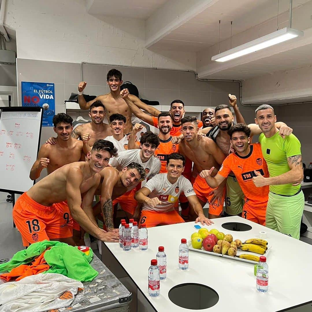 ジャウメ・ドメネクのインスタグラム：「Bon inici familia!!🦇❤️ A seguir, treball i fe!  Buen inicio familia!!🦇❤️ A seguir, trabajo i fe!  #amunt @valenciacf」