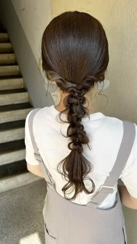 カワノ ヨウヘイのインスタグラム：「今回は綺麗な艶を出すスタイルです。 簡単な技術だけど複雑に見えるのでぜひ。  オススメは少しモードやクール系の方です✨✨ ぜひやってみてね。 全編はボクのオンラインサロンで公開します。 ✴︎ ✴︎  ✴︎ ✴︎  GATE.（月火金土） 大阪市北区堂山町1-5 B1 ✴︎ TRUNK（水木日） 大阪市西淀川区野里3-2-19 1F ✴︎ 大人カワイイカラーとヘアアレンジで最高に可愛くさせていただきます✨ ✴︎ ダメージレスなブリーチに透明感あるカラーが得意でお仕事の都合で明るくできない方にも最適なカラーをオススメします✨ ✴︎ 質問や気になることはお気軽にDMしてください。  #大阪美容室#大阪美容師#梅田ヘアアレンジ#御幣島ヘアアレンジ#インナーカラー#デートアレンジ#カジュアルヘアアレンジ#ヘアアレンジ#梅田美容室」