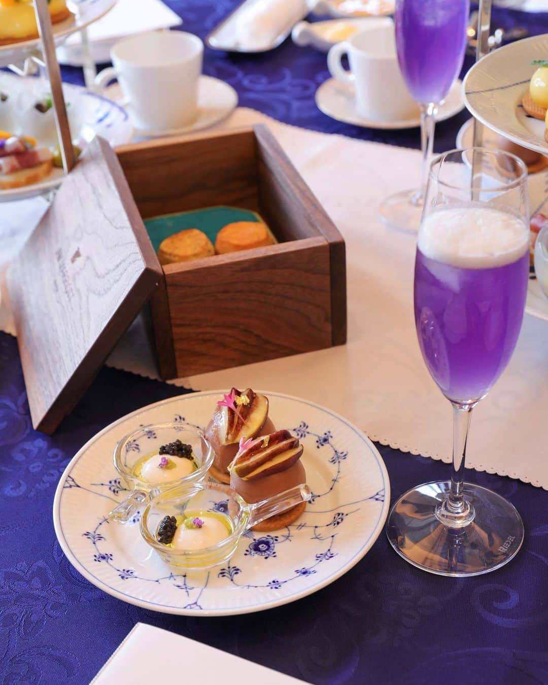 ASUKAさんのインスタグラム写真 - (ASUKAInstagram)「. 涼しげなホワイト×ブルーの食器達で🤍💙  ROYAL COPENHAGEN AFTERNOON TEA @jwmarriottnara @royalcopenhagen   #JWマリオットホテル奈良 で今月から始まったロイヤルコペンハーゲンのコラボアフタヌーンティー🫖  #ロイヤルコペンハーゲン の繊細な柄がやっぱり素敵✨  今回は爽やかにコーディネートされた #プレジデンシャルスイート のお部屋で頂いたよ🤍💙  JW奈良マリオットホテル 📍1F  フライングスタッグ 8月１日  (火)～9月24日（日） アフタヌーンティー/ 6,800円 スペシャルアフタヌーンティー/7,900円（税サ込）  Thanks @mclaren720st  #JWマリオットホテル奈良 #jwmarriottnara  #アフタヌーンティー#奈良アフタヌーンティー #ヌン活 #ラグジュアリーホテル #naratrip #narahotel #チームマクベエキングタム #チームマクキン」8月12日 7時56分 - a.asuka.a