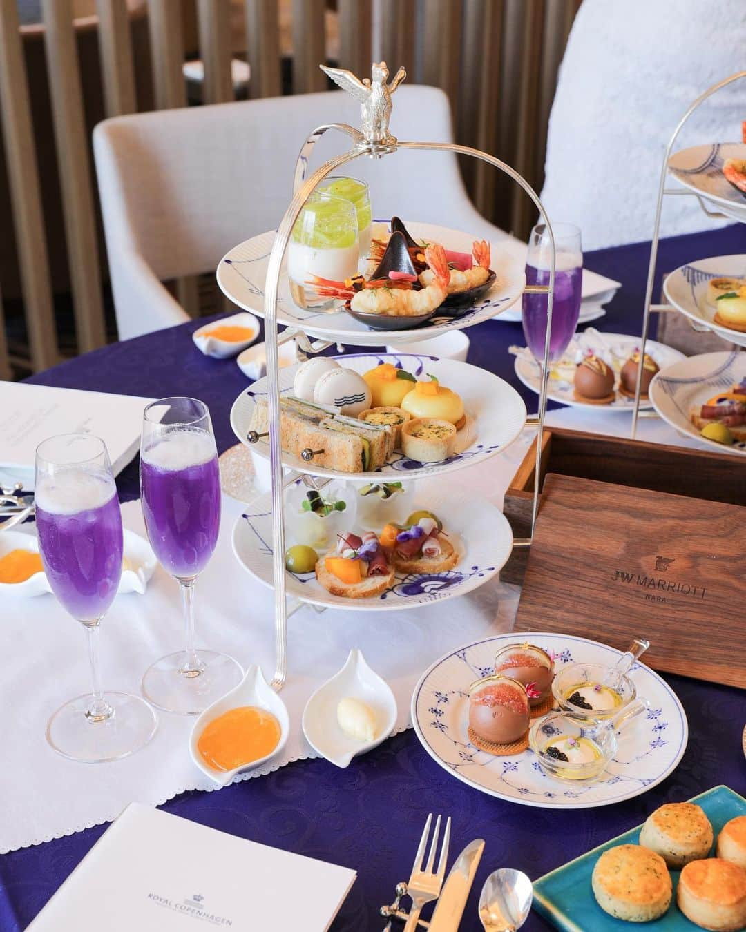 ASUKAさんのインスタグラム写真 - (ASUKAInstagram)「. 涼しげなホワイト×ブルーの食器達で🤍💙  ROYAL COPENHAGEN AFTERNOON TEA @jwmarriottnara @royalcopenhagen   #JWマリオットホテル奈良 で今月から始まったロイヤルコペンハーゲンのコラボアフタヌーンティー🫖  #ロイヤルコペンハーゲン の繊細な柄がやっぱり素敵✨  今回は爽やかにコーディネートされた #プレジデンシャルスイート のお部屋で頂いたよ🤍💙  JW奈良マリオットホテル 📍1F  フライングスタッグ 8月１日  (火)～9月24日（日） アフタヌーンティー/ 6,800円 スペシャルアフタヌーンティー/7,900円（税サ込）  Thanks @mclaren720st  #JWマリオットホテル奈良 #jwmarriottnara  #アフタヌーンティー#奈良アフタヌーンティー #ヌン活 #ラグジュアリーホテル #naratrip #narahotel #チームマクベエキングタム #チームマクキン」8月12日 7時56分 - a.asuka.a