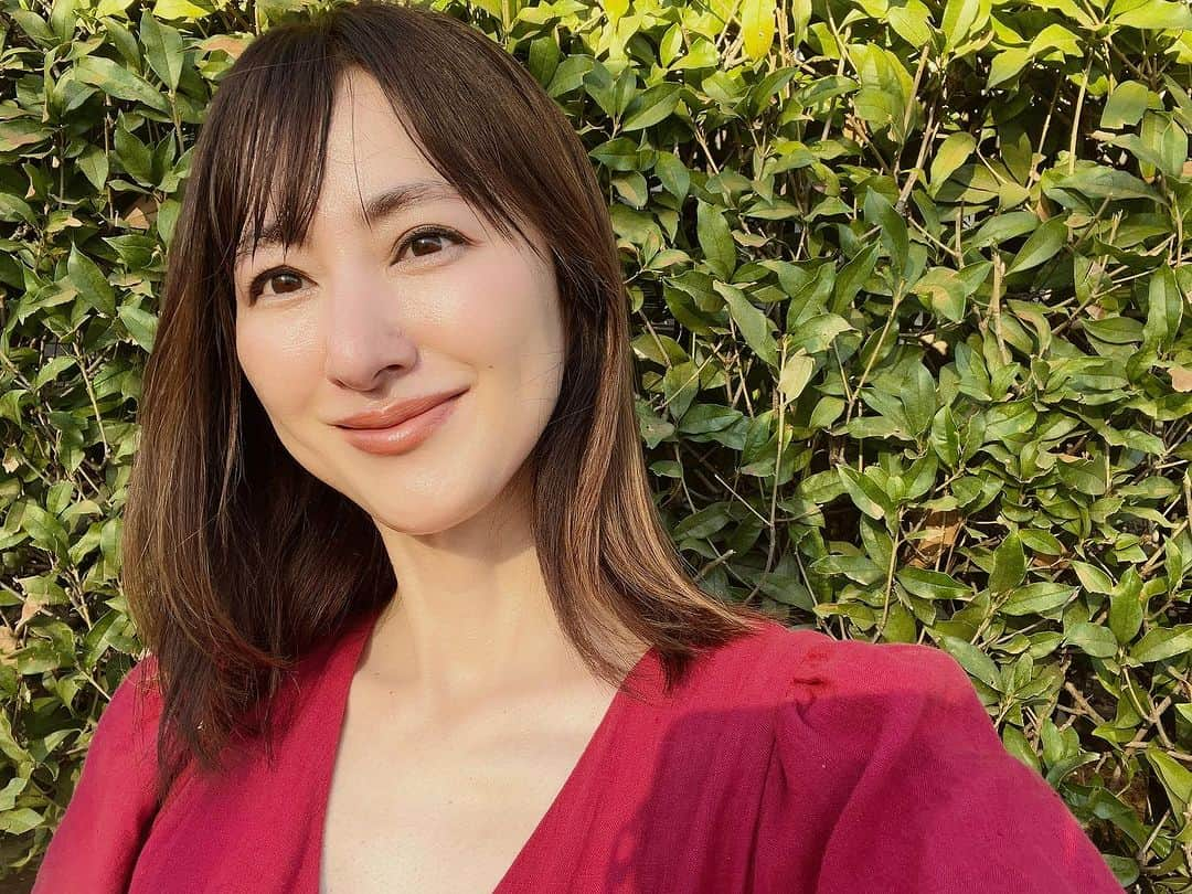 前田ゆかのインスタグラム：「元気でふんわりした髪は印象を生き生きと見せてくれる！  女性の印象アップの ポイントにもつながると思っています。  しかし年齢を重ねて行くとボリュームが少なくなったり、まとまりにくくなることも増えてきてます。 髪の悩みは多いのです。  とにかく頭皮環境を良くすることを意識し始めました！  そんな中、グロウラボのメディケイティテッドスカルプフォームとスカルプブラシを使い始めることに！  使い方は簡単  時間がないときでも側頭筋をぐるぐる回しながら引き上げるようにケア、 ソフトなブラシも気持ちよくお風呂上がりの習慣になります。  肌も頭皮も一枚で繋がっているので、しっかりケアしていきたいと思います！  意識で変わる！ 楽しいと思って続けるとそれが当たり前の習慣になってきます。  @growlab_official  #GROWLAB #グロウラボ  #頭皮ケア #スカルプケア #pr」