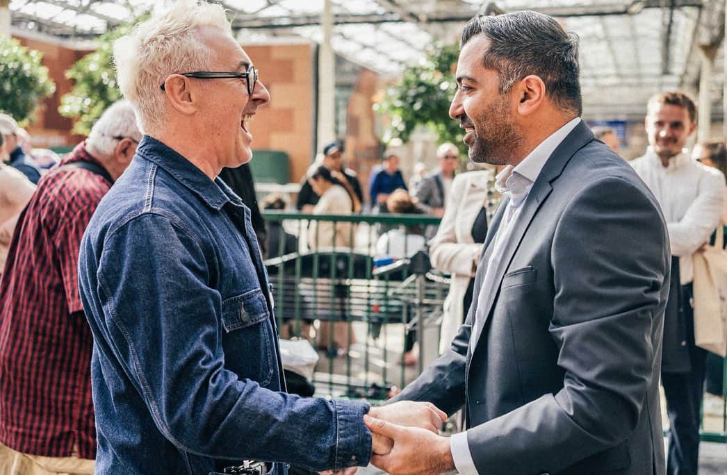 アラン・カミングのインスタグラム：「Despite the bromance evident in these pictures, I would like to quash any rumours that the First Minister of Scotland, @humzayousaf,  and I got married today! We just met and had a good old natter about our passion for our homeland and our dearest wish and urgent need that it be able to self determine and fulfill its magical potential.」