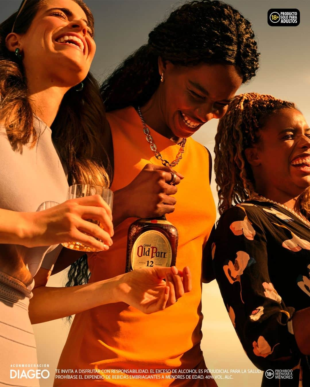 Old Parr Oficialのインスタグラム：「Llega el golden hour como una invitación a reunirse con amigos para disfrutar ​  #LaVidaQueQueremos con  #OldParr ​  ​Anímate y compra tu botella en el link de la bio.」