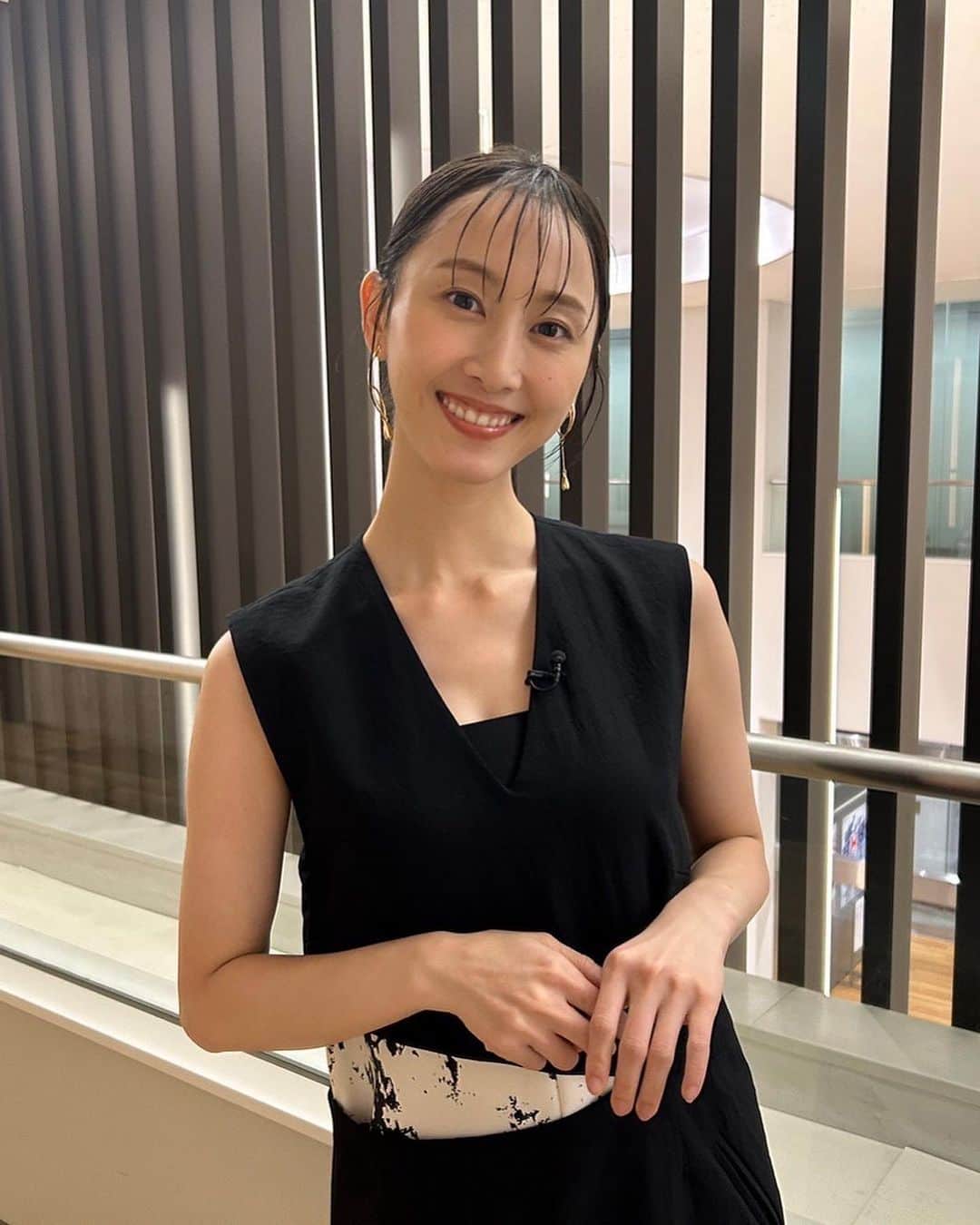 松井玲奈のインスタグラム：「テレビ愛知『千原ジュニアの愛知あたりまえワールド』本日8月12日(土) · 18:30 から放送です！ 久しぶりに須田ちゃんと会って、なんとお揃いのプレゼントまでもらったの🥺(それはまた今度使った時に紹介するね) 衣装はタグ付けしてます✨」