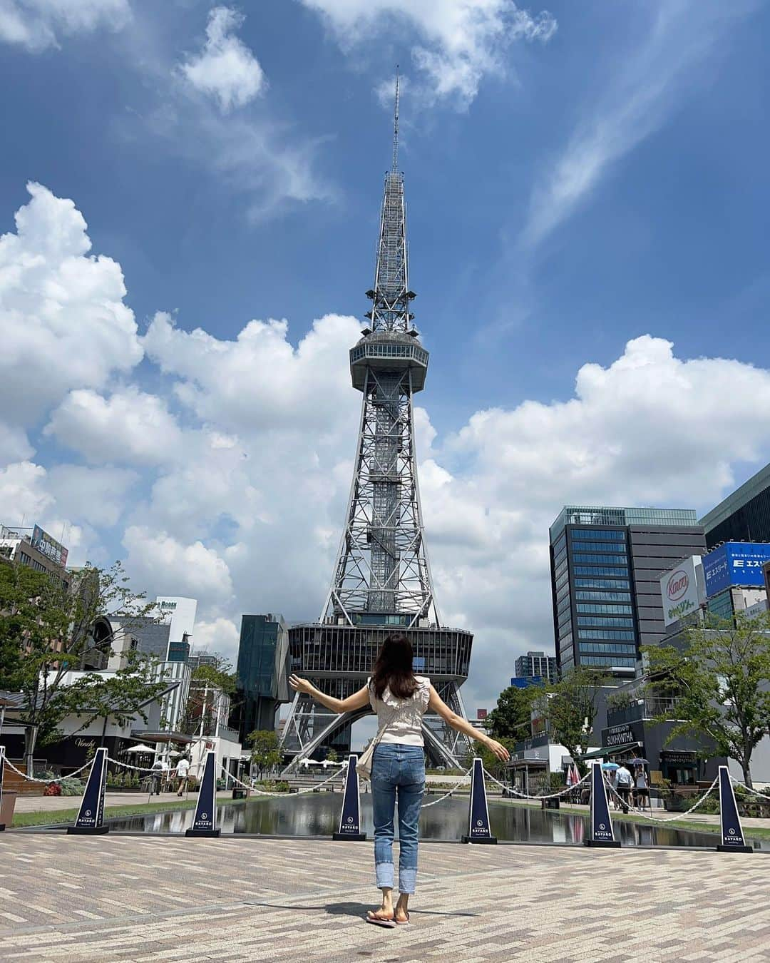 宮田綾子さんのインスタグラム写真 - (宮田綾子Instagram)「ただいま名古屋🗼娘と帰省 帰るたびに何か新しいものができている名古屋、中日ビルが新しくなってたー🏢回るレストラン懐かしい  デニムは私のプロフィール「愛用デニム」にあるINDIMARK👖 リール動画が60万歳生超えていますが、これ持ってるっていうフォロワーさんも多くて人気の理由がわかります！めちゃくちゃ柔らかくてウエストは内側がゴムになってて、名古屋にもはいて行きました💙 165cm Mサイズです ZARAのトップスもおそろで買ってくださっているフォロワーさんが何人もいて💕皆んなで並んでみたい、笑  ちなみに写真4枚目の娘がはいているのはTWWデニムでこちらもプロフィールハイライトの「美脚デニム」にあります👖 165cm S/XSをはいています  写真3枚目はニッコースタイル名古屋さん3周年のトートバッグ🤍 ホテルのスケッチのイラストがオシャレ〜  ❤️️ @ayako__miyata ←21.4万フォロワーありがとう❤️ インスタセミナー詳細はプロフィールURLから🔗 8/26(土)10:00〜新大阪 9/23(土)10:30〜東京 @ayako__miyata 👈会いにきてね  #アラフィフコーデ #アラフィフファッション #アラフォーコーデ #アラフォーファッション #50代ファッション #50代コーデ #デニムコーデ #indimark #デニムパンツ #名古屋観光 #名古屋旅行 #テレビ塔 #名古屋栄 #ニッコースタイル名古屋 #nagoya #nagoyajapan」8月12日 8時37分 - ayako__miyata