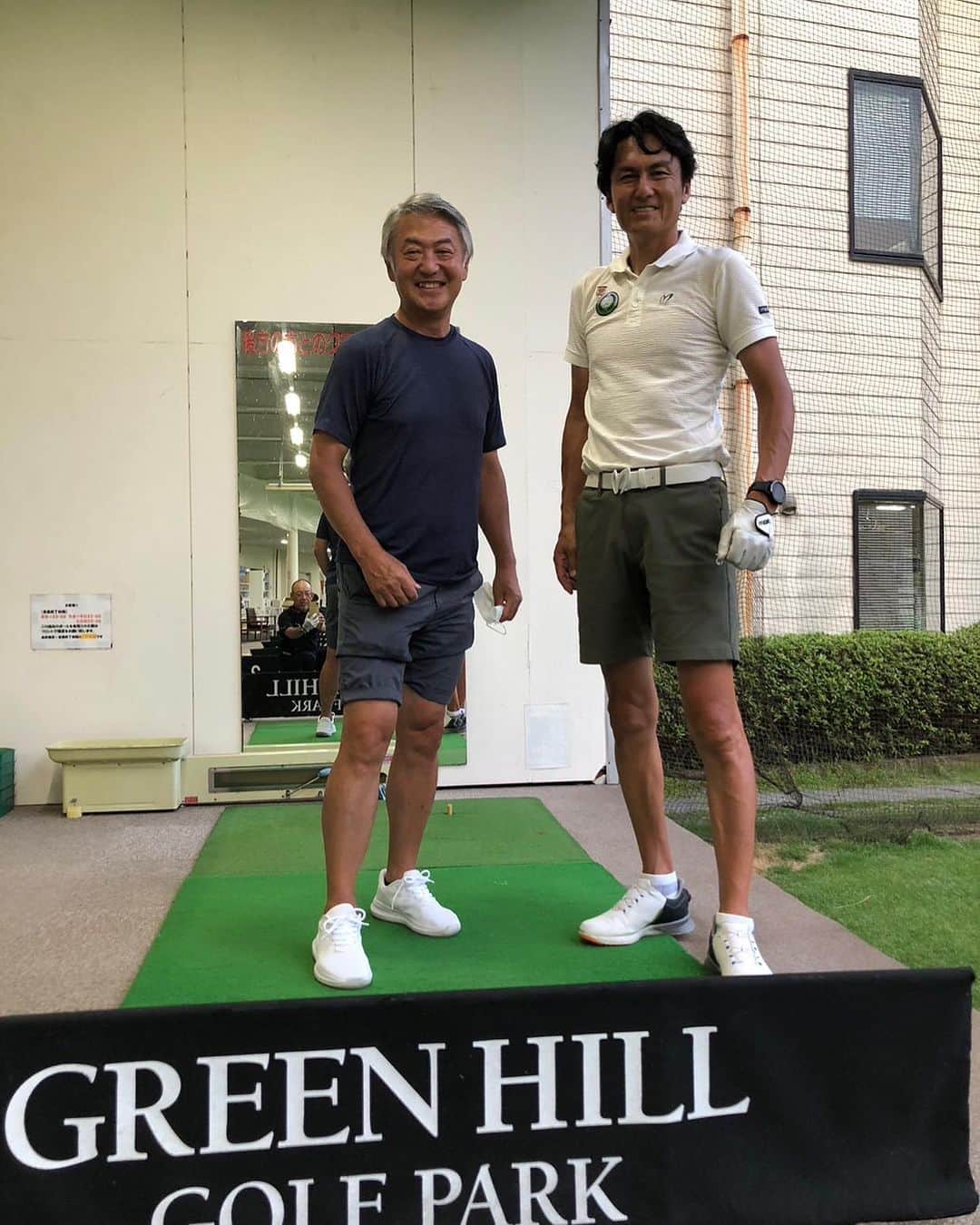 谷口信輝のインスタグラム：「ゴルフ神が降臨した後、その感覚が消えないうちにGREEN HILLへお邪魔し、米山剛プロにいろいろ質問を投げ掛けて答えていただきました。 ラウンド後の練習はとても良い！ #greenhillgolfpark  #米山剛プロ #PRGR」