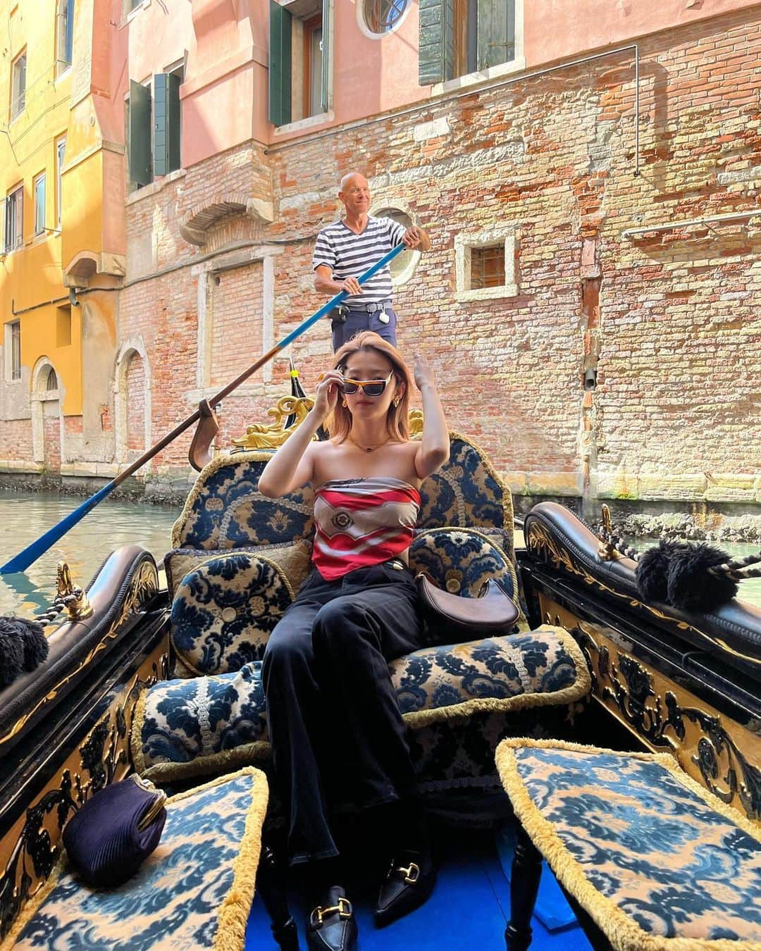 神谷由香のインスタグラム：「Venice,Italy🇮🇹  Experience Venice's elegant gondolas🚣‍♀️  本当に水の都だった！ 見える景色360度素敵すぎてずっと浸ってた…  街にはいくつかゴンドラに乗るポイントがあって私が利用した所はキャッシュオンリーだった！  昔から揺れる乗り物乗ると眠くなる… ベネツィアでゴンドラに乗りながらウトウトなんて贅沢&幸せ。  ロンドンに比べて暑くて夏を感じたな！  #venice #ベネツィア　#gondola #ゴンドラ　#italy #イタリア」