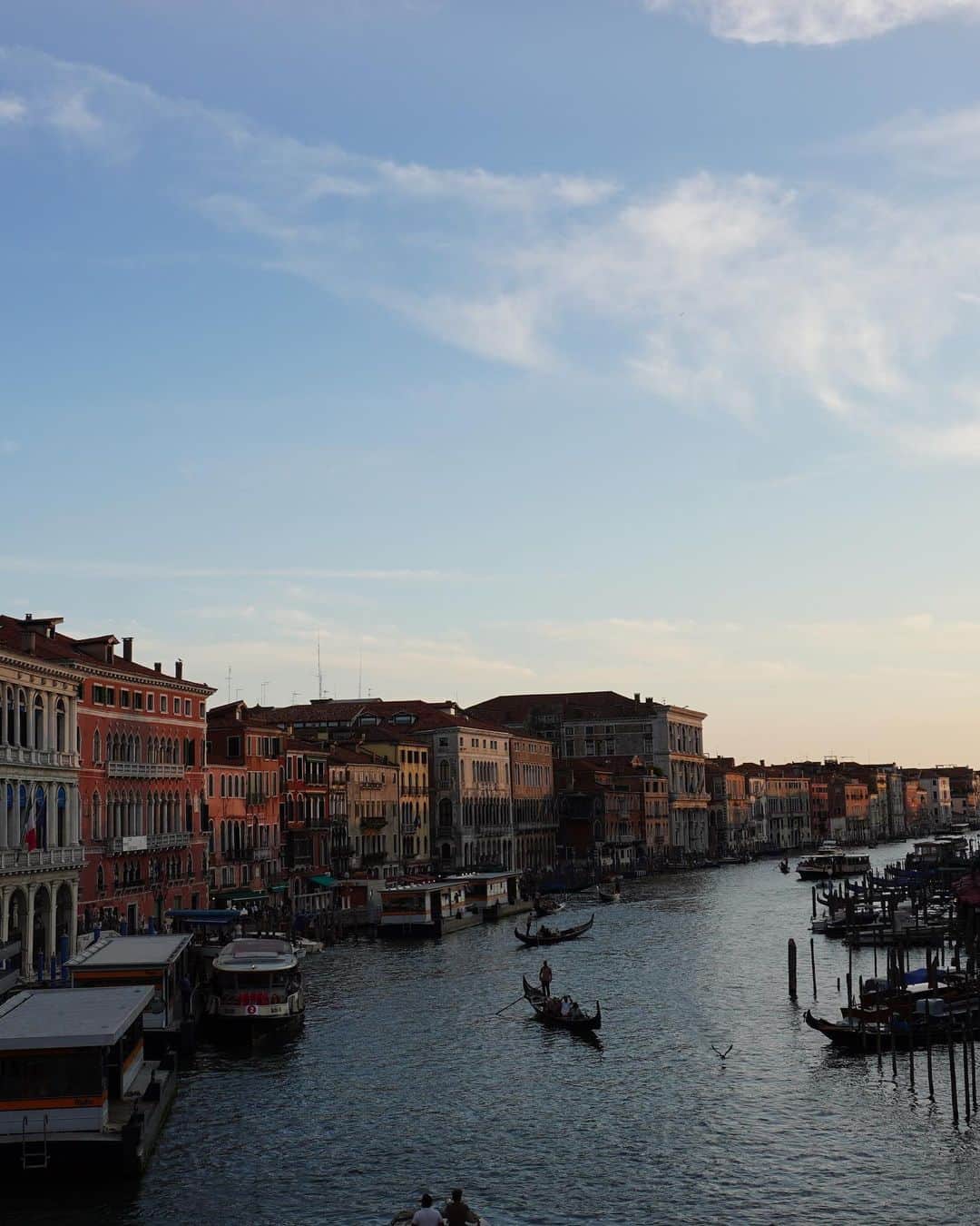 神谷由香さんのインスタグラム写真 - (神谷由香Instagram)「Venice,Italy🇮🇹  Experience Venice's elegant gondolas🚣‍♀️  本当に水の都だった！ 見える景色360度素敵すぎてずっと浸ってた…  街にはいくつかゴンドラに乗るポイントがあって私が利用した所はキャッシュオンリーだった！  昔から揺れる乗り物乗ると眠くなる… ベネツィアでゴンドラに乗りながらウトウトなんて贅沢&幸せ。  ロンドンに比べて暑くて夏を感じたな！  #venice #ベネツィア　#gondola #ゴンドラ　#italy #イタリア」8月12日 8時51分 - kamiya_yuka_