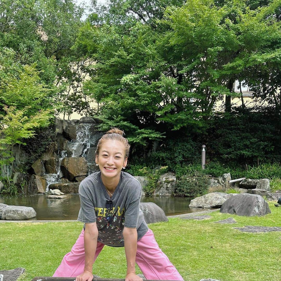 西山茉希さんのインスタグラム写真 - (西山茉希Instagram)「🐝。 網一枚が大事。  #親子の夏休み #🩵💚🤍 #👩‍👧‍👧  宿題も残るは制作のみ⏳」8月12日 8時51分 - maki.nshiyama50