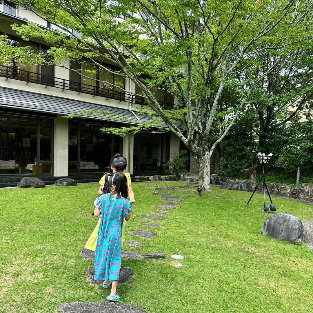 西山茉希さんのインスタグラム写真 - (西山茉希Instagram)「🐝。 網一枚が大事。  #親子の夏休み #🩵💚🤍 #👩‍👧‍👧  宿題も残るは制作のみ⏳」8月12日 8時51分 - maki.nshiyama50