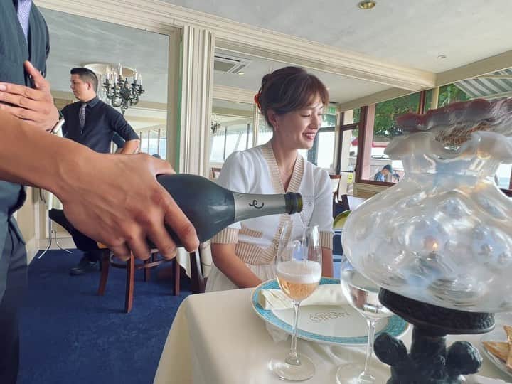 廣瀬規子のインスタグラム：「家族の思い出の場所。 大好きな場所。  ハワイに行くと必ず行ってます。  大好きなサンセットに癒されて。  もちろん窓際が最高なんだけど、窓際で楽しそうにお食事しているご家族やカップルのシルエットの先にサンセットを見るのも、なんとも幸せな気持ちになるのです。  今回少しご年配のカップルが並んでお食事しているのが、、とても素敵な景色でした。  それにしても、、、私のグラスの位置まで心配してくれるお嬢さん、、、😂  まだ編集は全然できていないのですが、YouTubeでハワイのこと少しご紹介出来たらと思います💓」