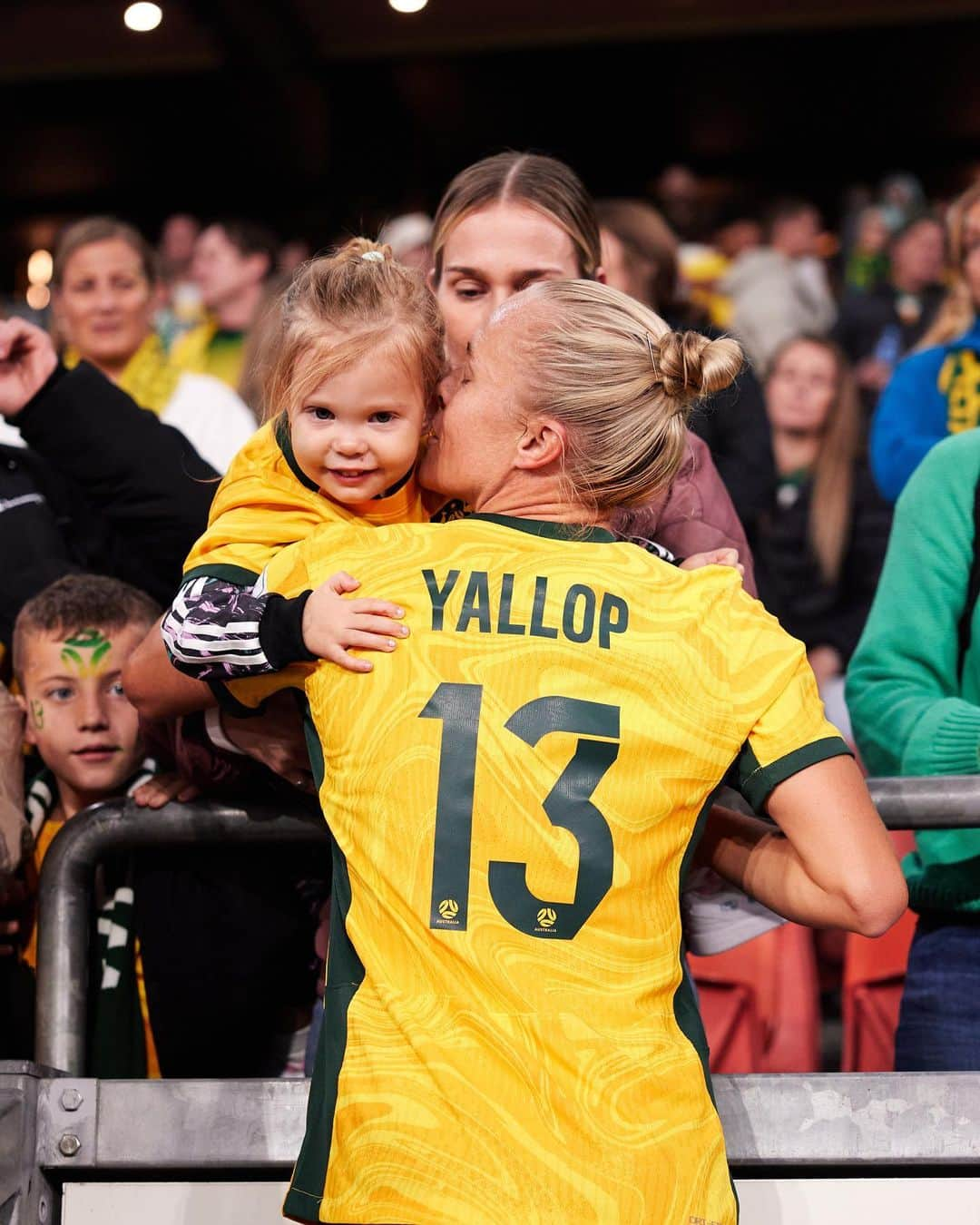 タメカ・バットさんのインスタグラム写真 - (タメカ・バットInstagram)「Quarters !! 💚💛 So grateful to have these two in my corner and so excited to be able to play not just in front of friends and family but every Tillies fan that has supported us from day 1 ❤️‍🔥⚽️👊🏽 #matildas #fifawwc」8月12日 9時02分 - tamekayallop