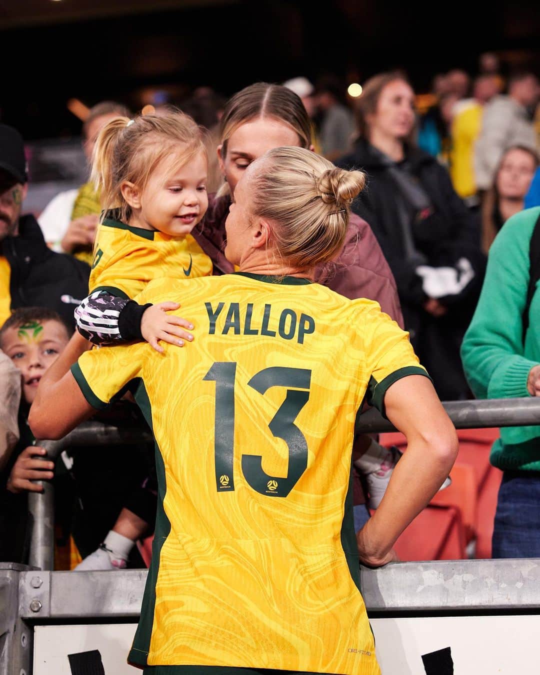 タメカ・バットのインスタグラム：「Quarters !! 💚💛 So grateful to have these two in my corner and so excited to be able to play not just in front of friends and family but every Tillies fan that has supported us from day 1 ❤️‍🔥⚽️👊🏽 #matildas #fifawwc」