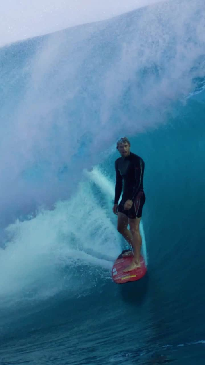 ジョン・ジョン・フローレンスのインスタグラム：「I’m honored to be competing in the @olympics again next summer. I came to Tahiti for the first time when I was 13 years old, and it’s been one of my favorite places in the world ever since. Teahupo’o can be such a perfect wave. For this to be the Olympic venue where we all compete for a gold medal feels like an exciting moment for surfing! @teamusa」