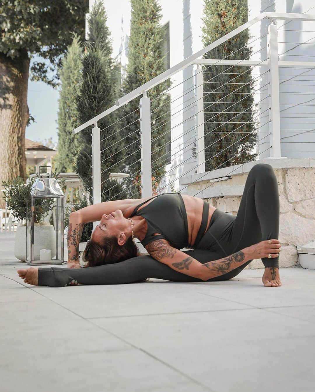 ALO Yogaさんのインスタグラム写真 - (ALO YogaInstagram)「Fall in love with taking care of yourself. Mind. Body. Spirit. 🤍  @eleonorazampatti practices in the All Access Set in Dark Cactus 🌵」8月12日 9時10分 - aloyoga