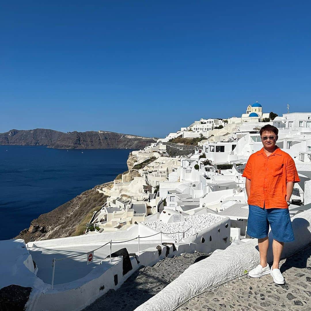 のインスタグラム：「#🇬🇷  １つ目の目的地に到着しました。 家を出てから、飛行機を3つ乗り継いで、31時間かかりました（照）  滞在は移動を除くと実質1日😂  #oia #oiasantorini  #santorinioia  #oiasunset  #oìa  #oiã  #oiá  #oiasantorinigreece  #oiagreece  #Οία #οια  #οιαποδώτουςαποκει  #οιαρχιτέκτονεςτηςφάλαινας  #loewe #loeweshirt  #loewess23」