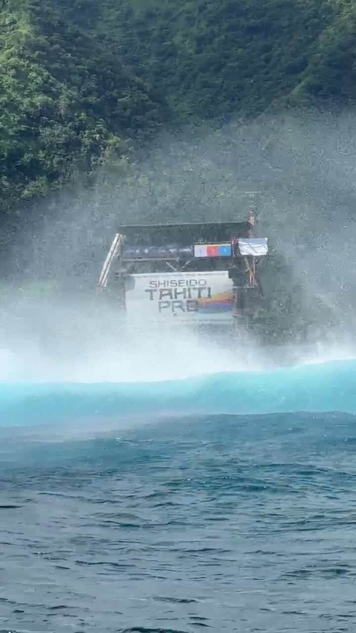 世界プロサーフィン連盟（WSL）のインスタグラム：「Live from the channel! 🎥  @shiseido #TahitiPro @outerknown」