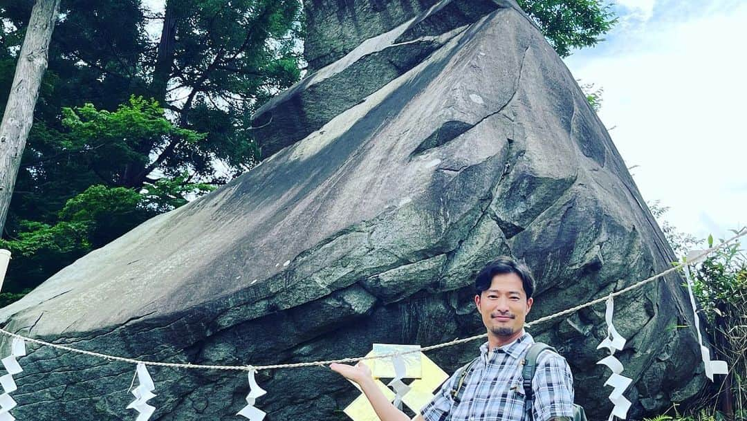 前川泰之さんのインスタグラム写真 - (前川泰之Instagram)「出演情報です。  明日8/13朝、 日本テレビは6:30〜 読売テレビは7:00〜放送の  『遠くへ行きたい』に出演します！  今回は以前から行きたかった岩手県は盛岡と遠野😌✨ 宮沢賢治がイーハトーブ(心の中の理想郷)と称した岩手がどんなところなのか、柳田國男が書いた『遠野物語』の世界はどんな場所なのか、そんな好奇心を持って今回の旅へ出掛けてきました。  写真①雰囲気のある川で何やら神妙な面持ちで釣り糸を垂らしていますが、釣り好き前川、何を釣ろうとしているのか、、  実はカッパ！遠野には河童の伝説が沢山残っていました！果たして見事釣り上げる事が出来るのか！？  写真②河童の安全太郎ちゃんと。 前川も河童ポーズ、、らしい😅  写真③岩手県の烏帽子岩✨ 僕の住む湘南エリアにも烏帽子岩があって、まさか岩手県にも同じ烏帽子岩があるとは知りませんでした！！  奥深い岩手の旅、見どころいっぱいです！僕と一緒に是非楽しんでくださいね😌  #遠くへ行きたい　#旅番組　#旅 #岩手県　#盛岡市　#遠野市　#宮沢賢治　#柳田國男　#出演情報」8月12日 9時06分 - maekawa_yasuyuki_official