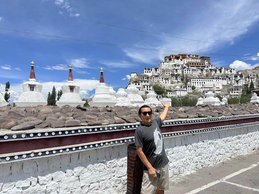 Ken Harakumaのインスタグラム：「①Ladakh Leh観光 今日から毎日Ladakhの様子をご紹介しますね🇮🇳❣️ シェイゴンパ・ティクセゴンパ・Lehマーケット🙏🙏🙏 @international_yoga_center  #ladakh  #leh  #ヨガ  #ヨガリトリート  #ケンハラクマ  #アシュタンガヨガ」