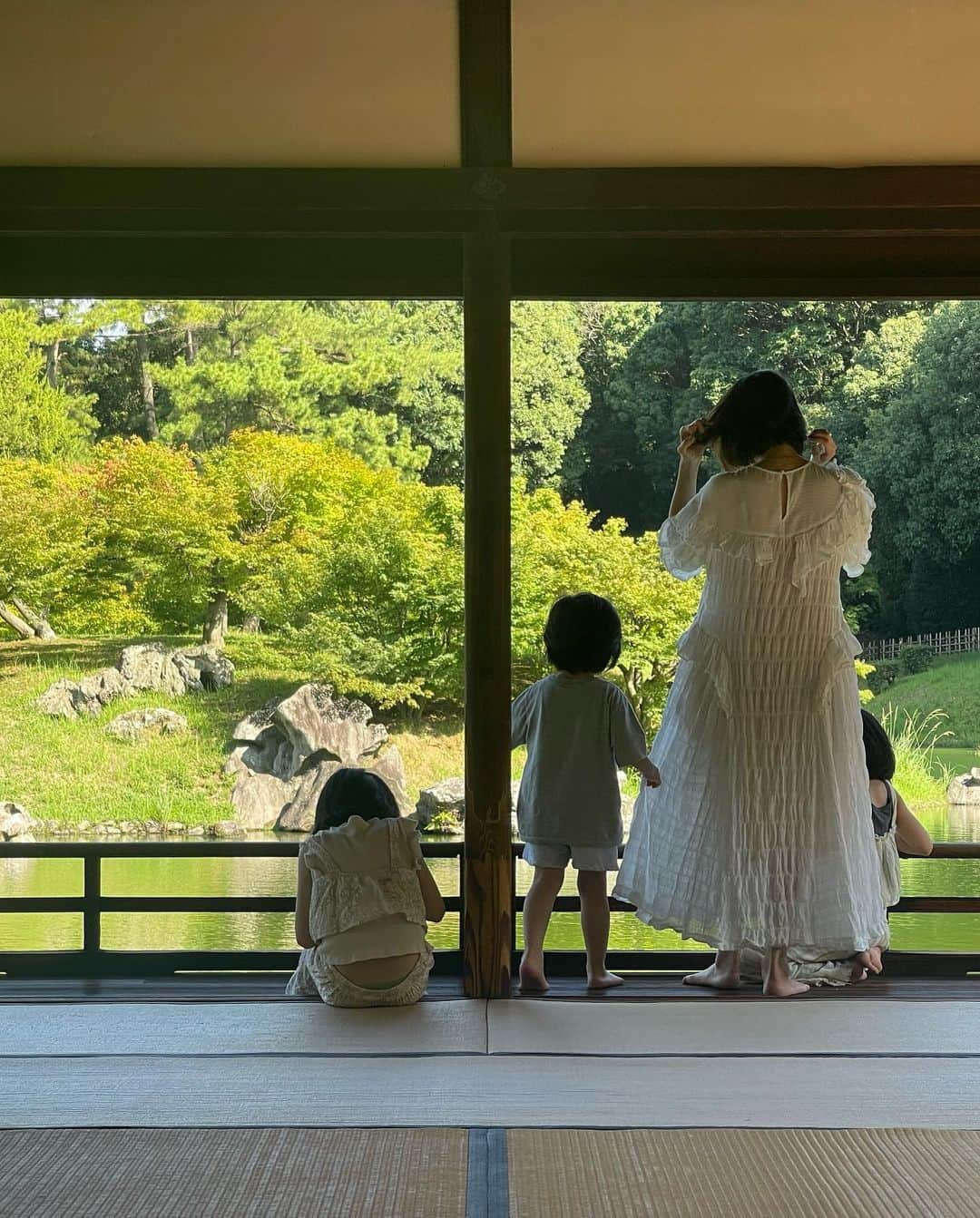 菊井亜希さんのインスタグラム写真 - (菊井亜希Instagram)「香川の高松にある栗林公園🌳 文化財庭園では、日本最大の広さを持つそう。 その中にあるお茶処、掬月亭からの景色がまさに圧巻!!!  風の通りも気持ちよくて、 ついつい長居🦭🫧 暑い中の公園散策でしたが 見る価値ありの庭園でした🙆🏻‍♀️ 冷たいお抹茶と茶菓子が熱った身体にしゅみた🥹 和舟にも乗ってみたいし、紅葉シーズンもおすすめなんですって🍁」8月12日 9時17分 - bollywoood