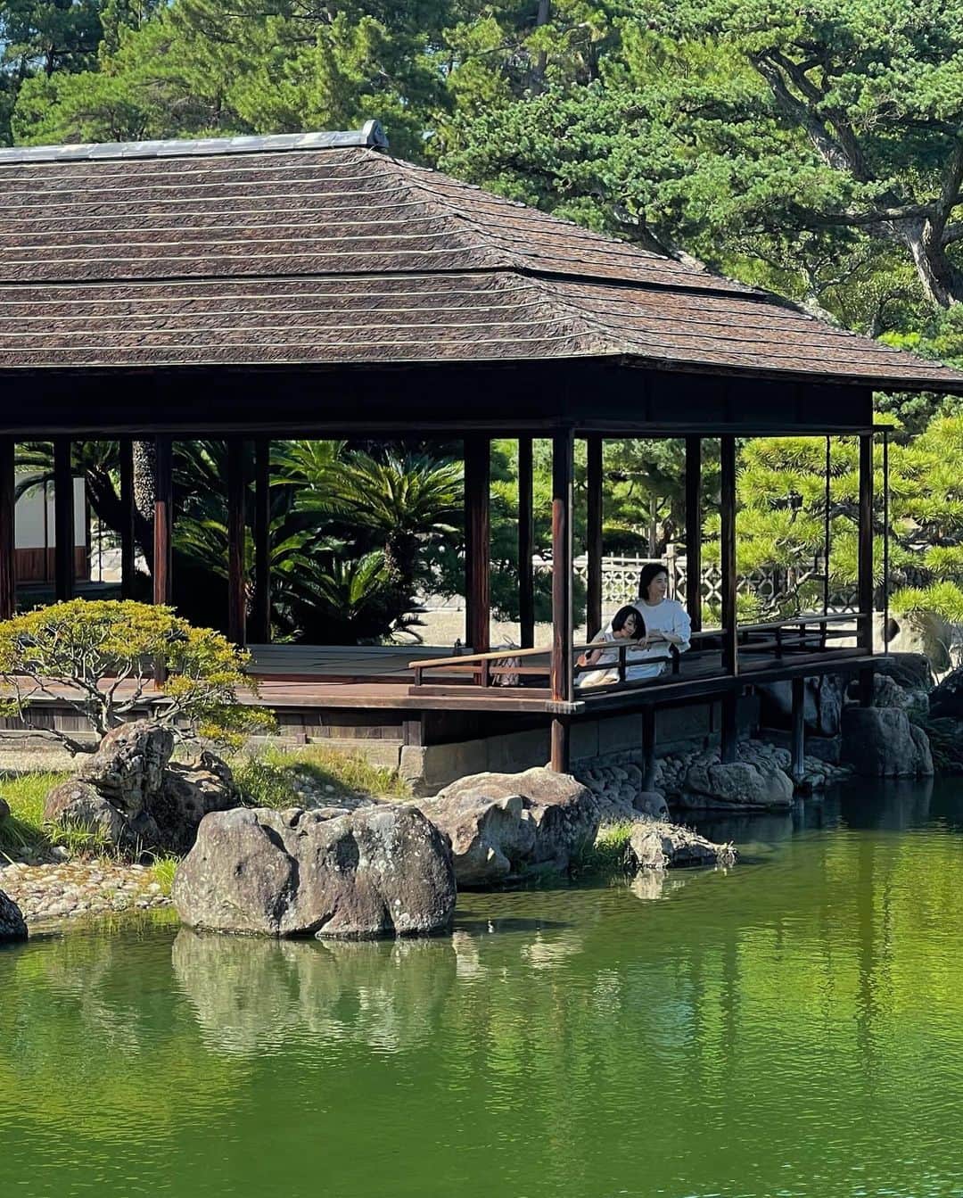 菊井亜希さんのインスタグラム写真 - (菊井亜希Instagram)「香川の高松にある栗林公園🌳 文化財庭園では、日本最大の広さを持つそう。 その中にあるお茶処、掬月亭からの景色がまさに圧巻!!!  風の通りも気持ちよくて、 ついつい長居🦭🫧 暑い中の公園散策でしたが 見る価値ありの庭園でした🙆🏻‍♀️ 冷たいお抹茶と茶菓子が熱った身体にしゅみた🥹 和舟にも乗ってみたいし、紅葉シーズンもおすすめなんですって🍁」8月12日 9時17分 - bollywoood