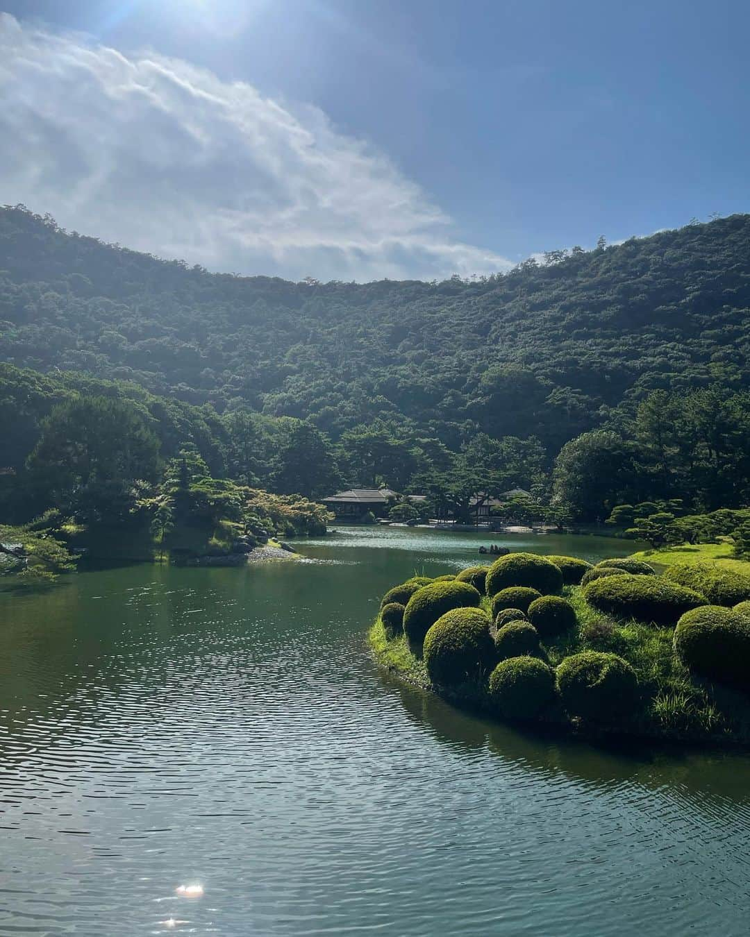 菊井亜希さんのインスタグラム写真 - (菊井亜希Instagram)「香川の高松にある栗林公園🌳 文化財庭園では、日本最大の広さを持つそう。 その中にあるお茶処、掬月亭からの景色がまさに圧巻!!!  風の通りも気持ちよくて、 ついつい長居🦭🫧 暑い中の公園散策でしたが 見る価値ありの庭園でした🙆🏻‍♀️ 冷たいお抹茶と茶菓子が熱った身体にしゅみた🥹 和舟にも乗ってみたいし、紅葉シーズンもおすすめなんですって🍁」8月12日 9時17分 - bollywoood