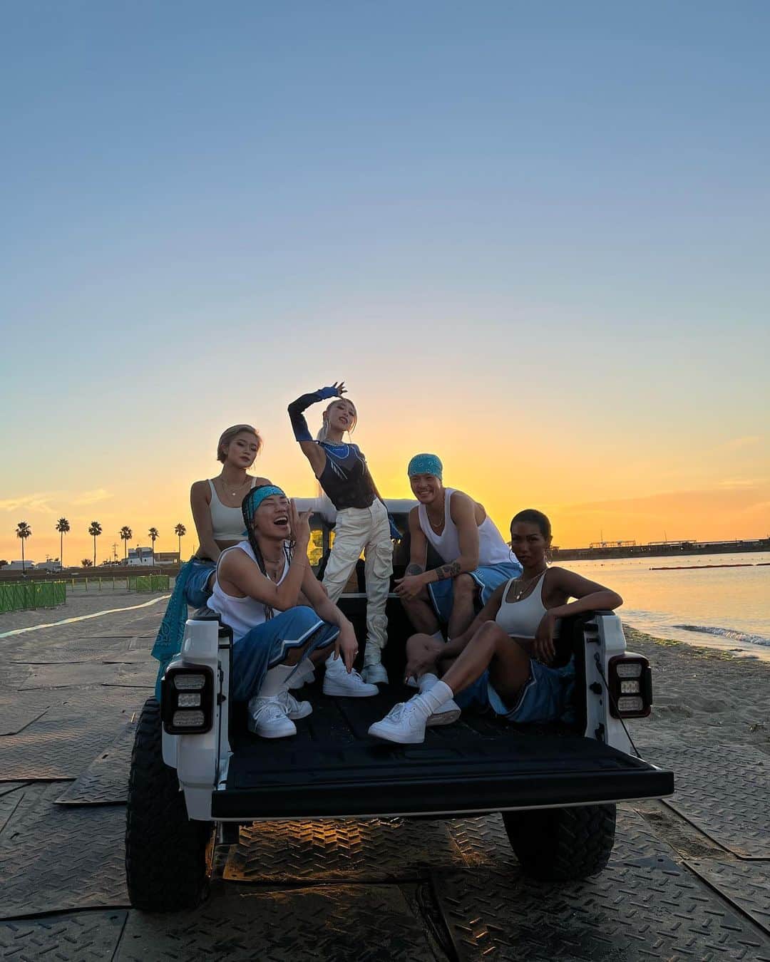 加藤ミリヤのインスタグラム：「愛するみんなと🏝️夏最高🫶🏻 @music_circus  @abeyan01  @tossyface  @_______nadia___________  @karensaito_」