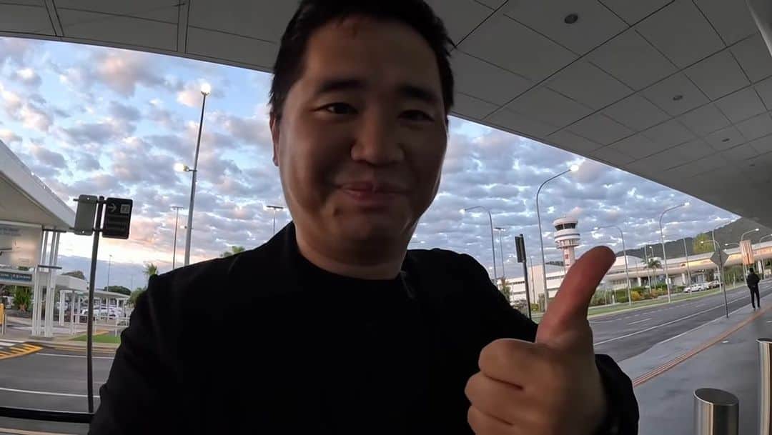 のインスタグラム：「はい！どうも、おのだです！ 今回は、日本に新規就航したヴァージン・オーストラリア航空を利用して、羽田からケアンズに行ってきました✈️  今回搭乗する機材は、B737MAXです！7時間半の中距離フライトでのB737利用は珍しいかも！？  そして、現地到着は朝6時15分となっており、初日からケアンズ観光ができるのも嬉しいところです！  皆さんも夏休みのご旅行に、ヴァージン・オーストラリア航空を利用してケアンズに行ってみるのも良いかもしれません！  是非、動画本編もご覧下さい♪」