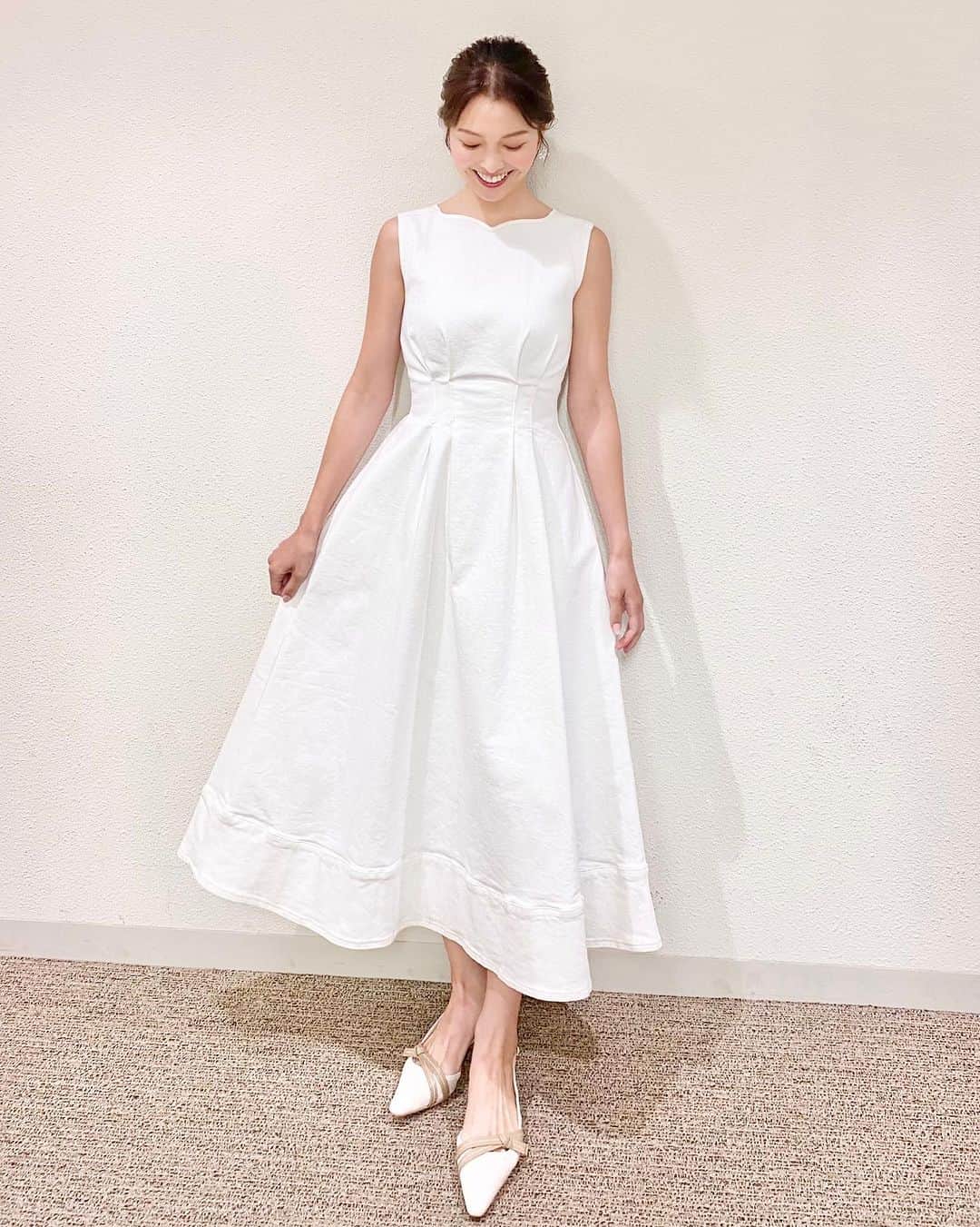 福田典子さんのインスタグラム写真 - (福田典子Instagram)「加工したくなる真っ白のワンピース♡  outfit #emiriawiz」8月12日 9時32分 - norikofukuda212