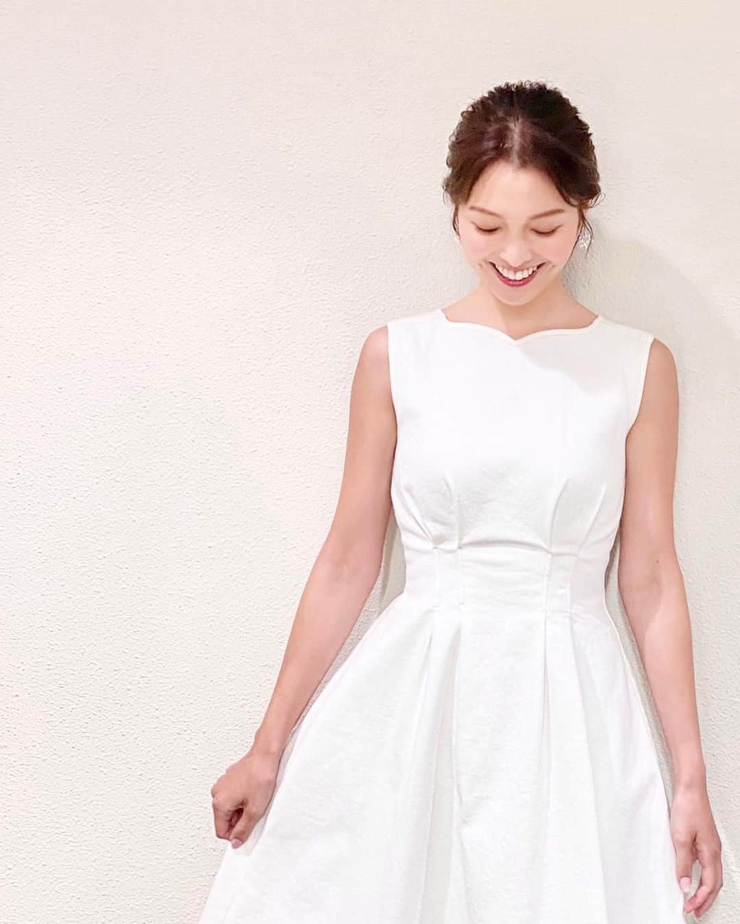 福田典子のインスタグラム：「加工したくなる真っ白のワンピース♡  outfit #emiriawiz」
