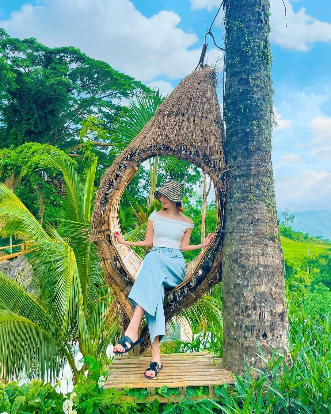 岩佐しおりのインスタグラム：「おはよう🌞今日はセブ島投稿🇵🇭ここは映えスポットのシラオガーデン🌼インスタでセブ島を調べると必ず出てくるこの手✋🌈壮大な自然そしてお花畑の中にいくつものフォトスポットがあるの🤳可愛すぎて乙女心を取り戻した🥰笑 すごく素敵なので是非行ってみて下さい♡曇りの日に行ったからまたリベンジしたいな‼️(写真は加工の力で晴れさせました☀️)  📍 シラオガーデン Sirao Garden  #セブ #セブ島 #セブ島留学 #休日の過ごし方 #シラオガーデン #映えスポット #フィリピン #フィリピン旅行 #フィリピン観光 #セブ島旅行 #セブ島グルメ #英語留学 #留学生活 #留学生 #海外旅行 #旅好き #旅行好きな人と繋がりたい #アラサー女子 #プチプラコーデ #タビジョ #cebu #philippine #japanesegirl #🇵🇭」