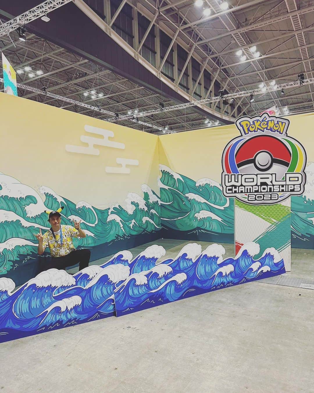 JP（ものまねタレント）さんのインスタグラム写真 - (JP（ものまねタレント）Instagram)「ポケモンWCS2023に行って参りました！ 皆様本当にありがとうございました😊 人生あと何回いけるかな、、、とにかく ポケモン知らない人にも絶対見て欲しい‼️  仕事のご依頼はインスタのDMでお問合せください。  Twitterアカウント→　#jpmaesaka Twitterアカウントポケモン→#jp_pkmn YouTubeチャンネル→#モノマネモンスターJP TikTok→#monomamejp #ポケモンすきな人と繋がりたい  #ポケモンWCS2023  #横浜 #pokemon  #ホゲータ #クワッス #ニャオハ #ものまね代行世代 #ワイドナショー #JPさん #松本人志 #浜田雅功 #ダウンタウン #ものまね芸人 #松本人志ものまね #研音 #川島明ものまね #ラヴィット #滋賀芸人 #農業高校出身 #すべらない話 #IPPONグランプリ #ダウンタウンDX #どどどどっとJP #おはスタポケモン部」8月12日 9時41分 - metamonjp