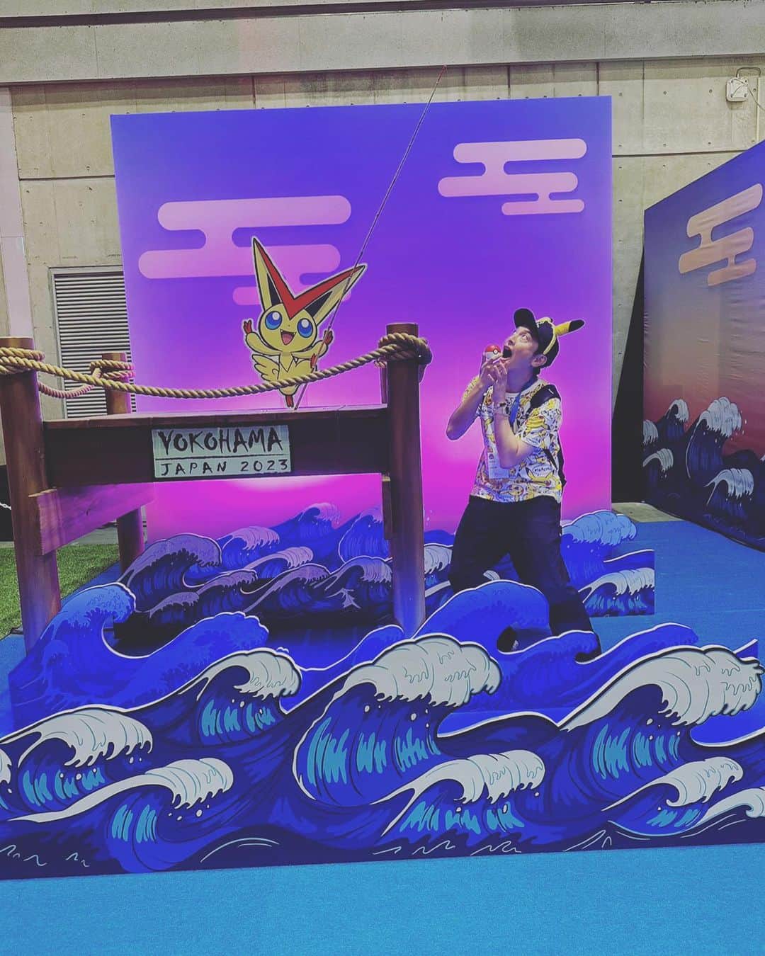 JP（ものまねタレント）さんのインスタグラム写真 - (JP（ものまねタレント）Instagram)「ポケモンWCS2023に行って参りました！ 皆様本当にありがとうございました😊 人生あと何回いけるかな、、、とにかく ポケモン知らない人にも絶対見て欲しい‼️  仕事のご依頼はインスタのDMでお問合せください。  Twitterアカウント→　#jpmaesaka Twitterアカウントポケモン→#jp_pkmn YouTubeチャンネル→#モノマネモンスターJP TikTok→#monomamejp #ポケモンすきな人と繋がりたい  #ポケモンWCS2023  #横浜 #pokemon  #ホゲータ #クワッス #ニャオハ #ものまね代行世代 #ワイドナショー #JPさん #松本人志 #浜田雅功 #ダウンタウン #ものまね芸人 #松本人志ものまね #研音 #川島明ものまね #ラヴィット #滋賀芸人 #農業高校出身 #すべらない話 #IPPONグランプリ #ダウンタウンDX #どどどどっとJP #おはスタポケモン部」8月12日 9時41分 - metamonjp