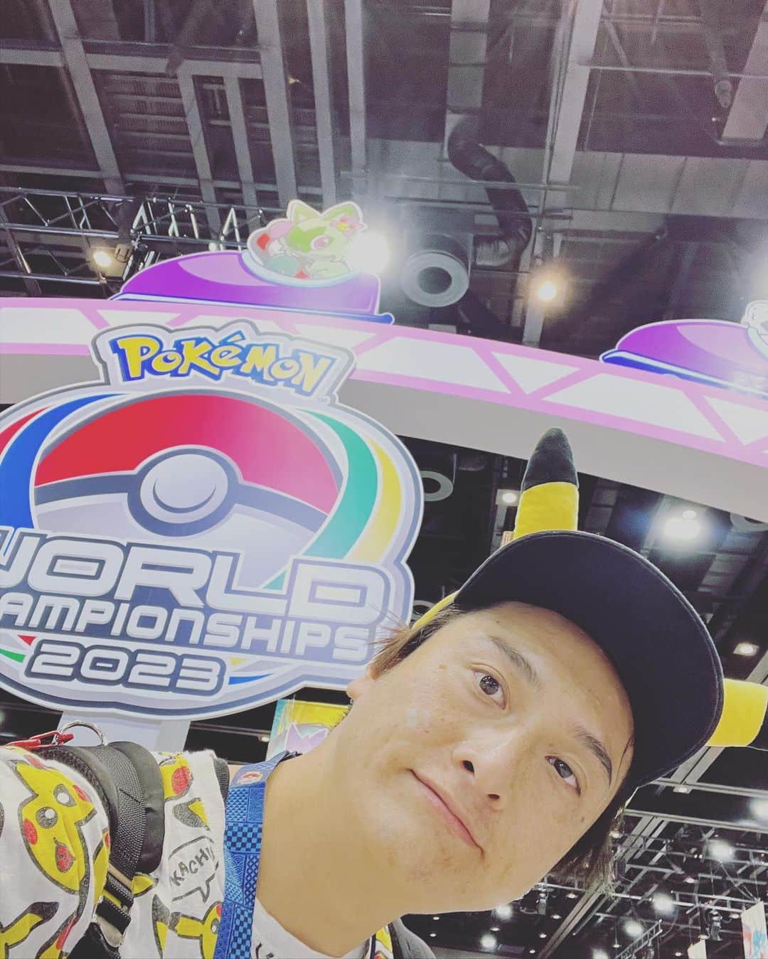 JP（ものまねタレント）さんのインスタグラム写真 - (JP（ものまねタレント）Instagram)「ポケモンWCS2023に行って参りました！ 皆様本当にありがとうございました😊 人生あと何回いけるかな、、、とにかく ポケモン知らない人にも絶対見て欲しい‼️  仕事のご依頼はインスタのDMでお問合せください。  Twitterアカウント→　#jpmaesaka Twitterアカウントポケモン→#jp_pkmn YouTubeチャンネル→#モノマネモンスターJP TikTok→#monomamejp #ポケモンすきな人と繋がりたい  #ポケモンWCS2023  #横浜 #pokemon  #ホゲータ #クワッス #ニャオハ #ものまね代行世代 #ワイドナショー #JPさん #松本人志 #浜田雅功 #ダウンタウン #ものまね芸人 #松本人志ものまね #研音 #川島明ものまね #ラヴィット #滋賀芸人 #農業高校出身 #すべらない話 #IPPONグランプリ #ダウンタウンDX #どどどどっとJP #おはスタポケモン部」8月12日 9時41分 - metamonjp