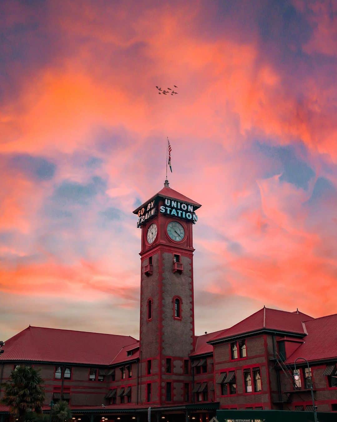 Portlandのインスタグラム：「Sunset’s glow, a flight of birds, and Union Station standing timeless🌆 #portland #pnw #oregon #portlandoregon #pacificnorthwest #travelportland」