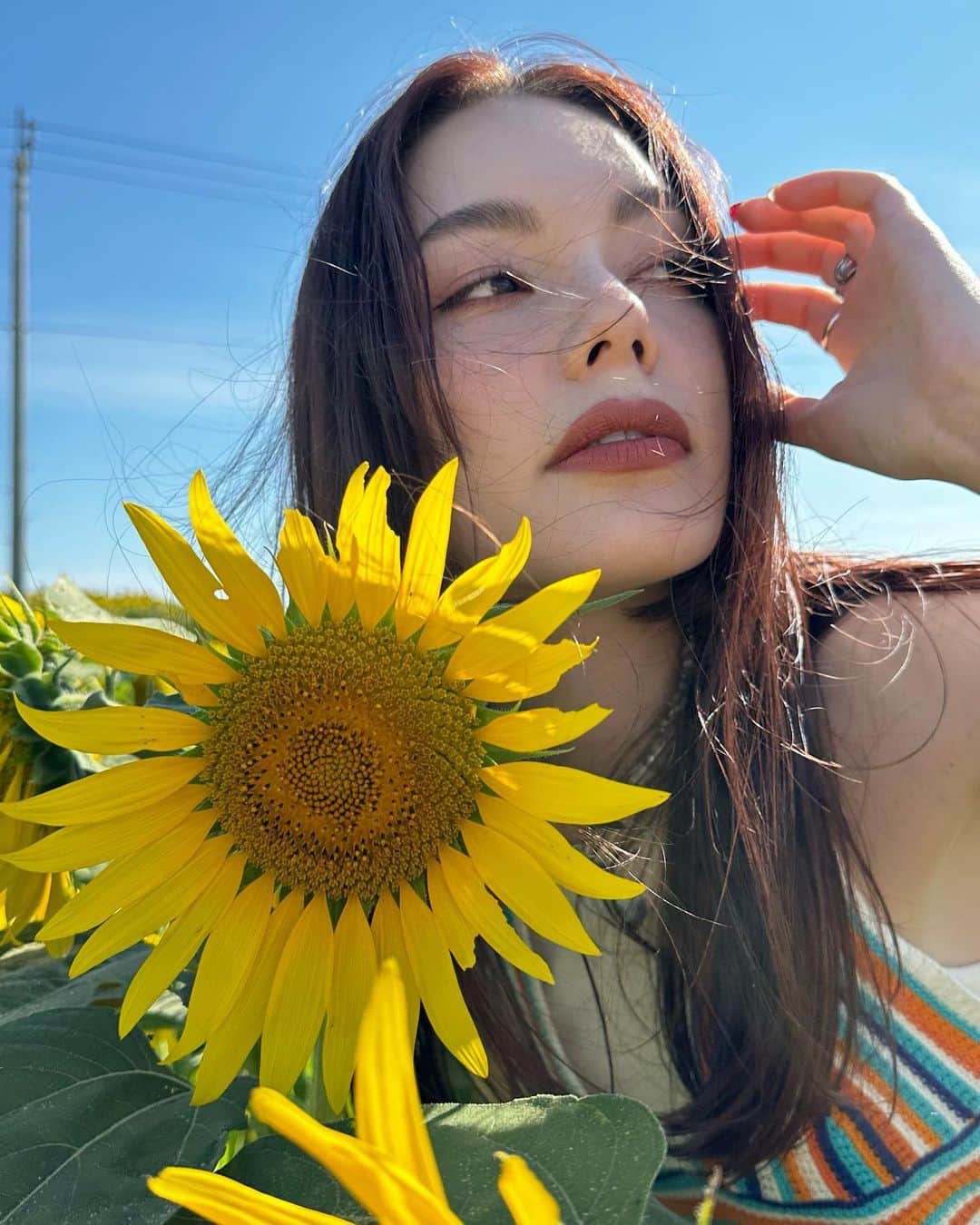 安田レイのインスタグラム：「とても夏っぽい写真撮った🌻  出かける予定は特にないけど スペシャルなヴィンテージのワンピースを2枚買ったから それを着てルンルンするのが私の夏の目標🫣笑  #sunflower #ひまわり #summervibes」