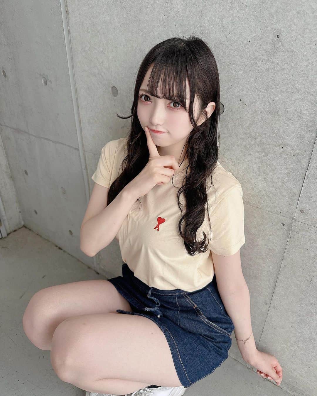 のインスタグラム：「可愛いTシャツ！  フィルター間違えてお肌真っ白になっちゃった(笑)  Tシャツ着る時いつもデニム合わせだなあ  みんなTシャツ着る時、下何合わせてるー？   #tシャツ  #amiparis  #デニム  #denim  #今日のコーデ  #fashion  #fashionblogger  #fashionstyle  #like  #likesforlike  #photography  #photooftheday  #love  #instagood  #instadaily  #instalike  #instapic  #instafashion  #instafollow  #followforfollowback  #follow  #girl  #goodportraitworld  #reels  #黒髪  #いいね返し  #被写体になります  #太もも  #outfit  #japan」