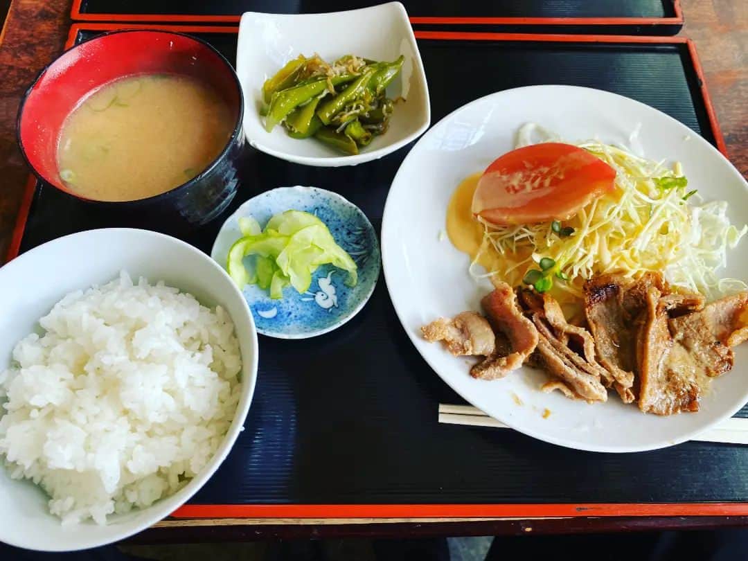 前原誠司のインスタグラム：「今日のお昼は京都市山科区大宅の「のえる」さんで、「豚生姜焼き定食」をいただきました。とても美味しく、完食しました。ご馳走様でした。（誠）#まえはランチ  https://map.yahoo.co.jp/v2/place/4m10q6VPd_A?fr=sydd_p-grmspot-1-header_gs-ttl_lc」