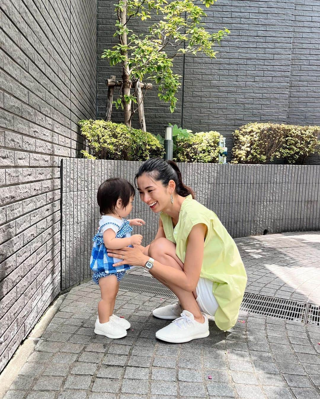 矢原里夏のインスタグラム：「👟🌿＼👶🏻とおそろバーズ／🌿🕊️ かわゆい♡洋服のペアよりも、靴のペアだと取り入れやすくて良き♡しかも環境問題に取り組んでるオールバーズっていうところが未来ある子供と選ぶアイテムにぴったりだな☺︎  オールバーズはサトウキビ由来のソールとかユーカリの繊維とか自然を使っているのもが多くあって、二酸化炭素排出量を抑えたシューズ作りなどをしているブランド🌿 日本上陸した時からわたくしユーザーなんです。私は子供の頃から環境問題への取り組み意識高い系kidだったんだけど（笑）子供ながらに役に立てて嬉しいという気持ちとか、単純にその活動が楽しかったりとかで取り組めていたから、娘にも、自然に触れながら楽しく色んなこと吸収してほしいな🐣  実は今までキッズサイズあるの知らなかったんだけど大人気で在庫少ないんですって！（なので娘もかなり大きめw）どろんこになっても洗濯機で洗えるのがいいよね♪ まだ裸足でも数歩しか歩かない娘は靴履いて固まってましたが笑 . #おそろバーズ 投稿で沖縄旅行が当たるキャンペーンやってるよ！私も行きたい！！！ allbirds.jp/pages/osorobirds  🕊️ . . . #オールバーズ  #rikayahara #ヤハラリカ　 #ママコーデ  #東京 #1歳ママ#女の子ママ#pr #親子コーデ #母娘コーデ」